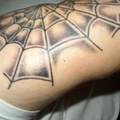 Auf welcher Seite trägt  man ein Spinnennetztatoo?