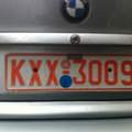 Autokennzeichen orange/rot "KXX - 3009"... kein deutsches Autokennzeichen