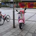 Darf ich meinen Mofaroller auf einen Fahrradparkplatz stellen?