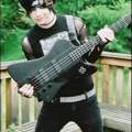 die heißt der der Bass von Andy Sixx ?