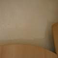 Die Tapete einer Wand wird/ist braun...