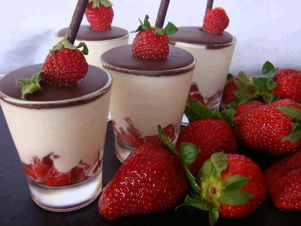Dessert Zwiebackmisu Mit Karamell Erdbeer Creme — Rezepte Suchen
