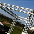 Eventtechnik, viereckiges Eurotruss schräg auf nur 2 von vier Füssen stellen