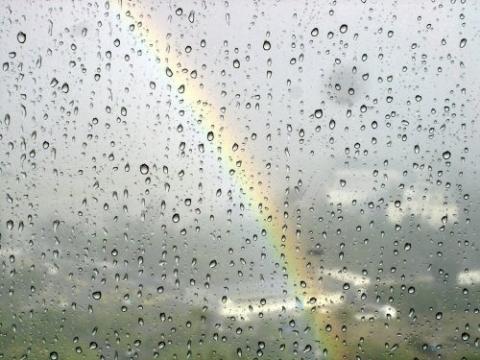 http://images.gutefrage.net/media/fragen/bilder/gibt-es-menschen-die-in-regen-wind-und-wolken-eine-besonders-sinnliche-stimmung-der-natur-spueren/1_big.jpg
