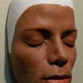 Gips Maske grundieren bemalen mit Acrylfarben