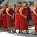 Hallo ihr Buddhisten und alle anderen auch! Weiß jemand, wo man solche Mönchsgewänder her bekommt ?