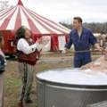 In welchem Film spielt diese Szene mit dem übergewichtigem Zirkus Mann in der Badewanne ?
