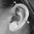 Industrial Piercing im Ohr