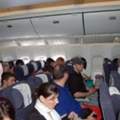 Kann man einen Flugzeugabsturz überleben, indem man sich ins Handgepäckfach quetscht?