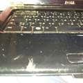 Laptop Bildschirm löst sich von der Tastatur