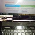 Laptop Bildschirm löst sich von der Tastatur