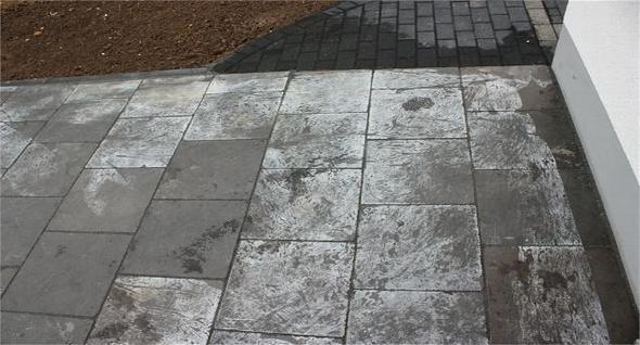 Mängel: Terrasse mit losen Blausteinplatten (lose Terrassenplatten