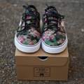 Nike Schuhe mit Blumenmuster gesucht bitte Antworten