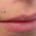 Oberlippen Piercing 