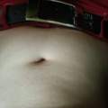 Rote Pickelchen auf dem Bauch