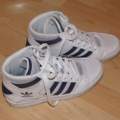 Soll ich ihr diese Schuhe schenken?