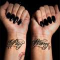 Stay Strong Tattoo an den Unterarmen?