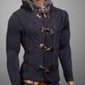 SUCHE DIESE STRICKJACKE!