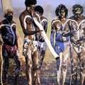 Warum haben Aborigines weiße Farbe am Körper? (siehe Bild)