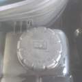 Was bedeutet dieses Symbol im Motorraum? (siehe Bild)