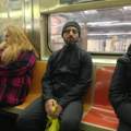 Was für eine Kleidung trägt Sergey Brin mit der Google Glass auf diesem Bild in der NYer U-Bahn?