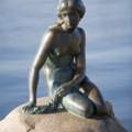 Was hält die Kleine Meerjungfrau aus Kopenhagen in ihren Händen?