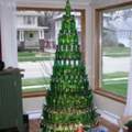 Weihnachtsbaum aus Bierflaschen
