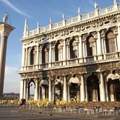 Welchem Thema liegen die Statuen auf der Nationalbibliothek San Marco zu Venedig zugrunde