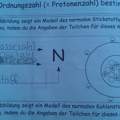 "Welches Isotop entsteht durch den Beschuss komischer Strahlung..." Chemie, Verständnisfrage,