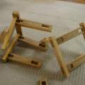 Wie heißt der Hersteller / Name dieser tollen abgebildeten Spiel-Bauklötze aus Holz ???