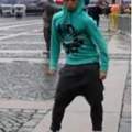 Wie heißt die Hose ( Jeans , Jogginhose ) die der Herr Sam Zakharoff trägt im Video?