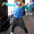Wie heißt die Hose ( Jeans , Jogginhose ) die der Herr Sam Zakharoff trägt im Video?