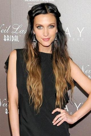 haare oben dunkel spitzen hell  width=