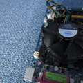 Wie kann ich diesen CPU-Kühler abbauen? (Bilder beigefügt) !