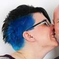 wie kann ich meine Haare blau färben  das die gleichmässig blau aussehen????