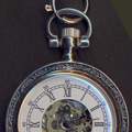 Wie pflege ich eine versilberte Uhr damit sie nicht anfängt die Silberschicht verliert ?