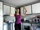 Pilates mit dem Nudelholz: Übungen bei der Hausarbeit
