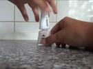 Verklebtes Nagellackfläschen öffnen