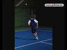 Tennis Kunstschlag durch Beine