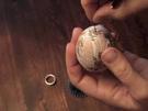 So hängt man ausgeblasene Eier am Osterstrauss auf