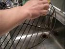 Verschmutzten Grill einfach reinigen