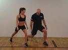 Personal Trainer hilft Fitnessmodel beim Functional Training