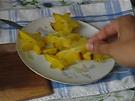 So isst man eine Sternfrucht
