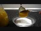Körper-Peeling aus Honig und Zucker selbermachen
