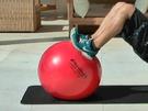 Betonte Beine mit dem Gymnastikball