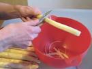 Grünen und weißen Spargel schälen