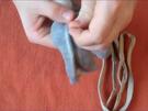 Kleiner Geist: Katzenspielzeug aus alten Socken und Schnürsenkeln basteln