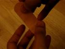 Pflaster für die Finger zurechtschneiden - so spart man sich teure Fingerkuppenpflaster