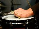 Schlagzeug: Rimshots auf der Snare Drum spielen