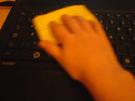 Wie man eine Laptop-Tastatur sauber macht